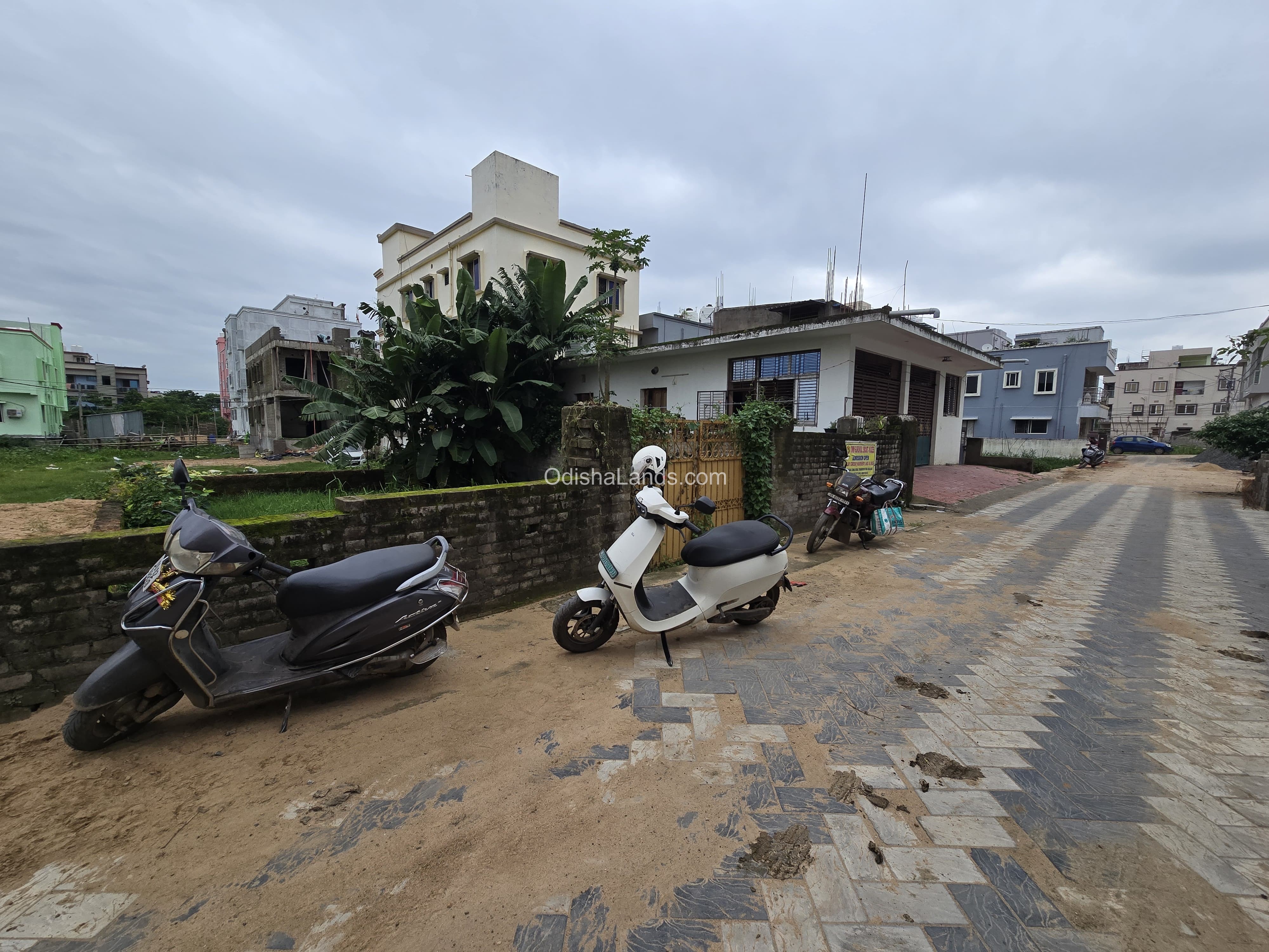 1800 sqft east facing square size plot sell in Oscar city Laxmisagar.